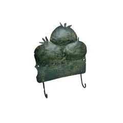 Foto de um(a) Gancho de parede em metal patinado, da categoria de Ganchos. Suporte com dois ganchos. Em metal patinado. Possui leves marcas como mostrado nas foto. Com dois furos para poder pendurar.... Vendido no marketplace Trésors.