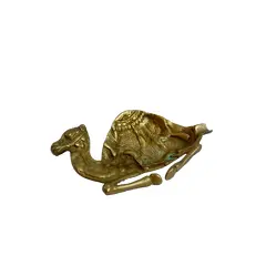Foto de um(a) Cinzeiro em bronze cinzelado formato camelo, da categoria de Cinzeiros. Cinzeiro em bronze cinzelado. Marcas do tempo e uso como nas fotos. Medidas: 17x10cm. Vendido no marketplace Trésors.