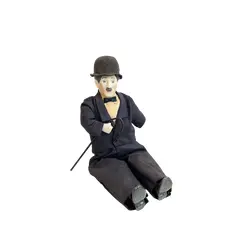 Foto de um(a) ​Boneco Charles Chaplin em porcelana e tecido, da categoria de Bonecos de arte. Boneco do Charles Chaplin em porcelana e tecido, com bengala em metal e chapéu em feltro. Marcas do tempo e uso mas sem nada... Vendido no marketplace Trésors.