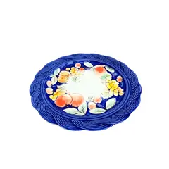 Foto de um(a) ​Prato para doces em porcelana italiana, da categoria de Travessas e tigelas. Prato para doces em porcelana italiana estampada. Possui um lascado na borda como nas fotos. Medidas: 28cm de diâmetro. Vendido no marketplace Trésors.