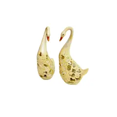 Foto de um(a) Cisne em resina decorativo, da categoria de Objetos decorativos. Cisnes em resina recortados. Mínimas marcas do tempo e uso. Medidas: 16x9cm**VALOR DO ANÚNCIO É UNITÁRIO**. Vendido no marketplace Trésors.