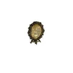 Foto de um(a) Pequeno porta retrato em metal, da categoria de Porta retratos. Pequeno porta retrato em metal. Marcas do tempo e uso como nas fotos. Medidas: 7x5cm. Vendido no marketplace Trésors.