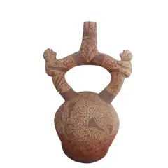 Foto de um(a) Cultura pré-inca, vaso cerimonial, da categoria de Outros colecionáveis. Jarro cerimonial com duas alças e um único bico; ambas as alças apresentam a figura de um macaco agarrado a elas; na parte... Vendido no marketplace Trésors.