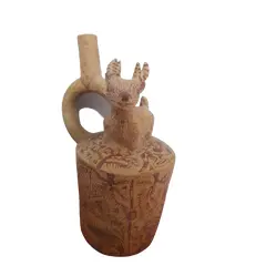 Foto de um(a) Cerâmica da cultura pré-inca, da categoria de Outros colecionáveis. Vaso cerâmico usado como recipiente para líquidos, cultura Mochica, século II d.C., costa norte do Peru, representando um... Vendido no marketplace Trésors.