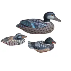 Foto de um(a) Três belas esculturas de pato em madeira, da categoria de Outros objetos decorativos. Lindas esculturas antigas de pato, entalhados e pintados à mão e com olhinhos de vidro, peças ricas em detalhes!Medidas:... Vendido no marketplace Trésors.