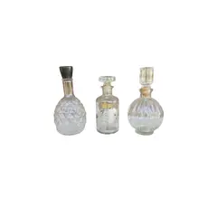 Foto de um(a) Três belos e raros frascos de vidro - perfumeiros, da categoria de Outros colecionáveis. Três raros perfumeiros antigos, medindo 20cm. Vendido no marketplace Trésors.