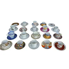 Foto de um(a) Lindo conjunto com 18 xícaras e pires variados, da categoria de Xícaras. Belo conjunto de 18 xícaras de café e pires variados de porcelana, alguns de origem japonesa casca de ovo, tipo de porcelana... Vendido no marketplace Trésors.