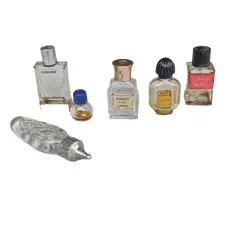 Foto de um(a) Rara coleção de mini frascos antigos de perfumes franceses, da categoria de Outros colecionáveis. Rara coleção com seis belos mini frascos antigos de perfumes franceses, sendo: Muguet Caron, Shocking Schiaparelli, Caron... Vendido no marketplace Trésors.