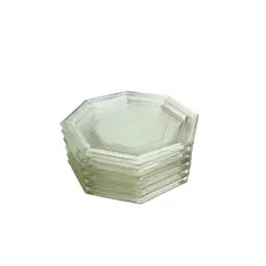 Foto de um(a) Jogo com 06 pratos de sobremesa, da categoria de Jogos de pratos. Jogo com 6 pratos de sobremesa em vidro texturizado, da década de 70. Perfeito estado. Medidas: 20x20cm. Vendido no marketplace Trésors.