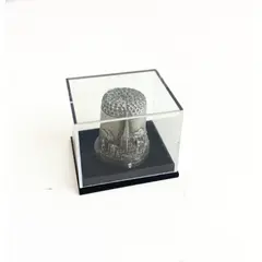 Foto de um(a) ​Dedal em chumbo na caixinha de acrílico, da categoria de Outros colecionáveis. Dedal em chumbo na caixinha de acrílico. Souvenir inglês. Medidas caixinha: 4x3,5cm. Vendido no marketplace Trésors.