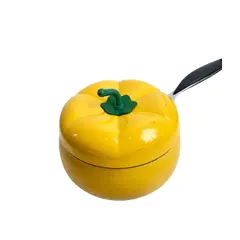 Foto de um(a) ​Panela decorativa em metal e plástico, da categoria de Objetos decorativos. Panela decorativa em metal e plástico. Apresenta muitas marcas do tempo e uso como nas fotos. Medidas: 15x33cm. Vendido no marketplace Trésors.