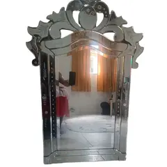 Foto de um(a) Espelho veneziano, da categoria de Espelhos. Uma obra de arte artesanal originária de Veneza, tipicamente do século XVI ou posterior, conhecida por seus detalhes... Vendido no marketplace Trésors.
