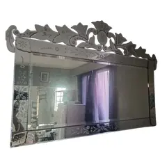 Foto de um(a) Espelho veneziano horizontal, da categoria de Espelhos. Uma obra de arte artesanal originária de Veneza, tipicamente do século XVI ou posterior, conhecida por seus detalhes e... Vendido no marketplace Trésors.