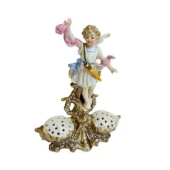 Foto de um(a) ​Delicado e raro paliteiro alemão Art Nouveau, da categoria de Paliteiros. Delicado e raro paliteiro alemão Art Nouveau, do séc XIX, em porcelana policromada, representando Cena de Arcanjo Sobre... Vendido no marketplace Trésors.