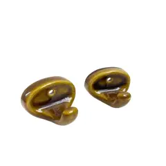 Foto de um(a) Gancho de parede em cerâmica, da categoria de Cabideiros e porta-chapéus. Gancho de parede em cerâmica vitrificada. Mínimas marcas do tempo. Aparentemente nunca usado. Medidas: 9x6cm. Dois... Vendido no marketplace Trésors.