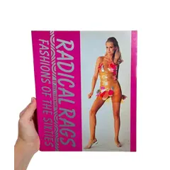 Foto de um(a) Livro Radical Rags - Fashions of the Sixties 1990, da categoria de Livros. Livro capa brochura de 1990, em inglês, sobre a moda da seca de 1960. Leves marcas do tempo. 256 páginas. Vendido no marketplace Trésors.
