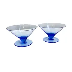 Foto de um(a) Dupla de taças azuis para martini, da categoria de Taças. Dupla de taças para Martini/champanhe em fino vidro azul. Mínimos lascados na borda. Medidas: 12x7cm 2 duplas disponíveis -... Vendido no marketplace Trésors.