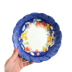Foto de um(a) ​Travessa em porcelana italiana, da categoria de Travessas e tigelas. Travessa em porcelana italiana estampada. Mínimas marcas do tempo e uso. Medidas: 22x5cm. Vendido no marketplace Trésors.