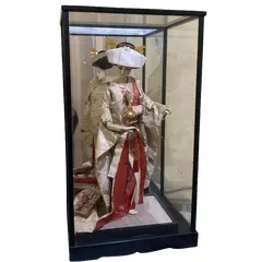 Foto de um(a) Boneca gueixa japonesa em caixa de vidro NINGYŌ (Boneca Japonesa de Noiva Tradicional, da categoria de Escultura. Linda boneca japonesa de noiva (Hanayome Ningyō) em vitrine de vidro, peça vintage artesanal japonesa. Representa a noiva... Vendido no marketplace Trésors.