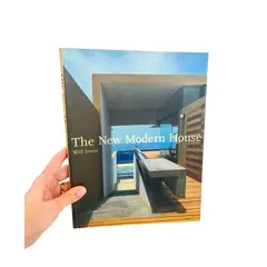 Foto de um(a) Livro arquitetura e design - The New Modern House, 2005, da categoria de Livros. Livro capa encadernação editorial em inglês, de 2005. Sobre arquitetura e design de interiores. Leves marcas do tempo e uso.... Vendido no marketplace Trésors.