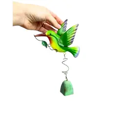 Foto de um(a) ​Sino em metal pintado formato beija-flor, da categoria de Objetos decorativos. Sino em metal pintado. Apresenta marquinhas do tempo e uso e está sem o gancho para pendurar. Medidas: 24x16cm. Vendido no marketplace Trésors.