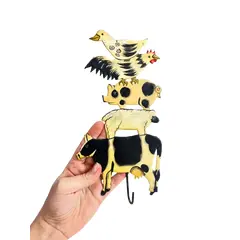 Foto de um(a) Gancho de parede em metal - animais da fazenda, da categoria de Ganchos. Gancho de parede em metal pintado. Marcas do tempo e uso como nas fotos. Medidas: 25x12xcm. Vendido no marketplace Trésors.