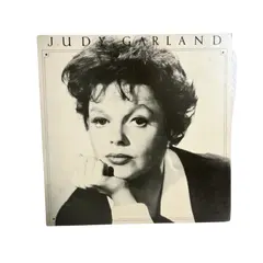 Foto de um(a) ​LP de 1979 Judy Garland, da categoria de LPs ou Discos de Vinil . LP de 1979, Judy Garland. Capa com leves avarias e disco em perfeito estado. Vendido no marketplace Trésors.
