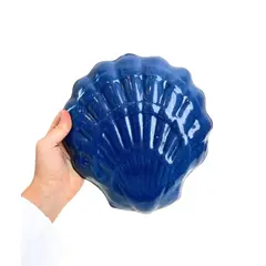 Foto de um(a) ​Petisqueira em cerâmica artesanal formato concha, da categoria de Travessas e tigelas. Petisqueira em cerâmica artesanal. Perfeito estado. Medidas: 23x22x4cm. Vendido no marketplace Trésors.