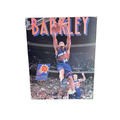 Foto de um(a) ​Pôster de basquete - Charles Barkley 1993 Phoenix Suns, da categoria de Cartazes. Pôster colado na madeira, de 1993. Possui marcas do tempo e uso como nas fotos. Medidas: 50x41cm. Vendido no marketplace Trésors.