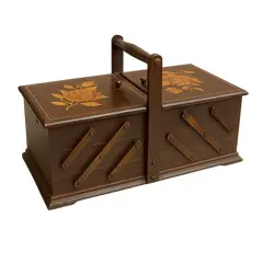 Foto de um(a) CAIXA DE COSTURA ANTIGA EM MADEIRA NOBRE – PEÇA DE LUXO • RARO & COLECIONÁVEL, da categoria de Cestos e Caixas. Caixa (originalmente) de costura em madeira acabamento clássico marchetaria floral artesanal na tampa modelo sanfona... Vendido no marketplace Trésors.