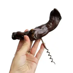 Foto de um(a) ​Saca rolhas em tronco de madeira, da categoria de Abridores de garrafas. Saca rolhas em tronco de madeira. Apresenta expressiva oxidação no metal. Medidas: 16x12cm. Vendido no marketplace Trésors.