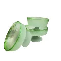 Foto de um(a) Taças de sobremesa em vidro soprado - 3und, da categoria de Taças. 3 taças de sobremesa em grosso vidro soprado e moldado artesanalmente. Uma com quase imperceptível trincado. Medidas: 10x6cm. Vendido no marketplace Trésors.