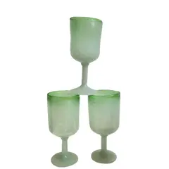 Foto de um(a) Trio de taças em vidro grosso soprado, da categoria de Taças. Trio de taças em vidro grosso soprado e moldado artesanalmente. Perfeito estado. Medidas: 17x8cm. Vendido no marketplace Trésors.