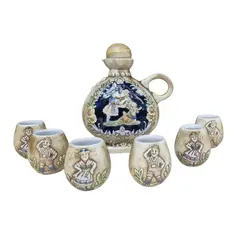 Foto de um(a) Antiga licoreira com 6 copinhos - Peça de coleção, da categoria de Conjuntos de servir. Raro e antigo conjunto de licoreira com 6 copinhos da marca Ceramarte, com trabalho em relevo em policromia, representando... Vendido no marketplace Trésors.