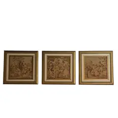 Foto de um(a) Conjunto de 3 quadros com cenas clássicas em Gobelin Francês, da categoria de Tapeçaria. Lindos quadros em tapeçaria gobelin francesa, ricos em detalhes, que são verdadeiras obras de arte feitas com fios. O... Vendido no marketplace Trésors.