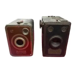 Foto de um(a) Câmeras Antigas Box – Mithra Suíça + Box Vintage (Lote) – Colecionador, da categoria de Câmeras fotográficas. Câmera box antiga, estilo Brownie/Coronet, datada entre 1930 e 1950.Ótima peça para decoração retrô, acervo, cenografia ou... Vendido no marketplace Trésors.