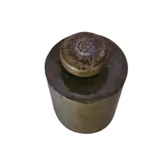 Foto de um(a) Antigo peso de balança 200g, da categoria de Outros colecionáveis. Antigo peso de balança maciço, pesando 200g. Vendido no marketplace Trésors.