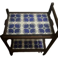 Foto de um(a) Carrinho de Chá em Jacarandá com Azulejos Portugueses – Peça Rara Vintage, da categoria de Carrinhos de bar e auxiliares. Carrinho de chá original dos anos 60, feito em jacarandá maciço, com dois tampos revestidos por azulejos portugueses Peça... Vendido no marketplace Trésors.