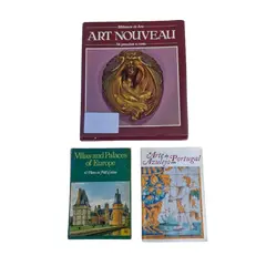Foto de um(a) Raro trio de livros especiais, da categoria de Livros. Rara coleção de três livros sendo: Art Nouveau: 54 pranchas a cores - Este livro publicado em 1985 é um recurso ilustrado... Vendido no marketplace Trésors.