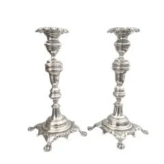 Foto de um(a) Raro par de candelabros em prata de Lei Portuguesa Séc XIX, da categoria de Castiçais. Estes castiçais em prata de lei, datados do Século XIX e contrastados em Lisboa, representam mais do que meros objetos... Vendido no marketplace Trésors.