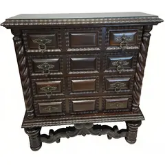 Foto de um(a) Cômoda Manuelino em Jacarandá – riqueza em entalhes e madeira nobre, da categoria de Cômodas e Sapateira. A Exuberância do Manuelino em sua Máxima Expressão Apresentamos esta Cômoda Manuelino, verdadeira joia da marcenaria... Vendido no marketplace Trésors.