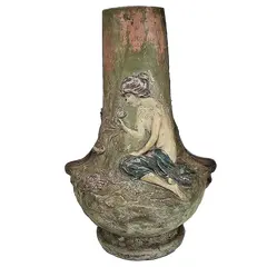 Foto de um(a) Antigo vaso estilo e período Art Noveau - terracota policromado, da categoria de Vasos. Antigo vaso estilo e período art noveau em terracota assinado August Otto fabricada por Johann Maresch . August Otto era... Vendido no marketplace Trésors.