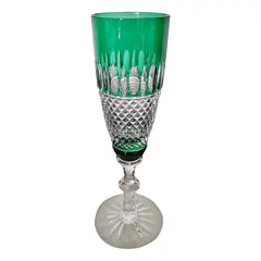 Foto de um(a) Taça em cristal Bohemia cor verde, da categoria de Taças. Linda taça verde em cristal da Bohemia ricamente lapidado. Mede: 23 cm de altura. Vendido no marketplace Trésors.