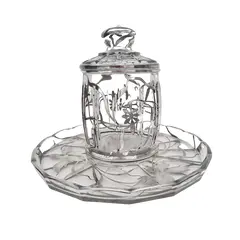 Foto de um(a) Biscoiteira com presentoir cristal e prata - vidrão Europeu década 30/40, da categoria de Utensílios de café e chá. Antiga biscoiteira e presentoir em vidro com decoração floral em prata. Rara no mercado esta peça destaca-se pela decoração... Vendido no marketplace Trésors.