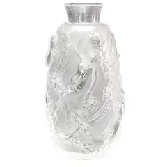 Foto de um(a) Lalique Vaso Nymphas 10cm - Decorativo Floral Cristal Nynphas, da categoria de Vasos. Vaso soliflore em vidro artistico Lalique ´Nynphas`. O design do vaso solitário Lalique ´´Nynphas``, com suas linhas... Vendido no marketplace Trésors.