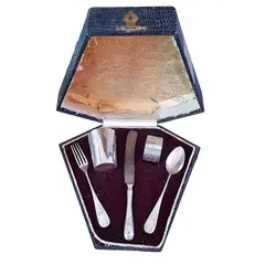 Foto de um(a) Antigo conjunto de mesa para criançasem Prata De Lei, da categoria de Faqueiros / Jogo de talheres. Antigo estojo de batismo "Christening Set" em Prata de Lei Alemã, composto por 3 talheres, 1 copo e 1 argola de guardanapo.... Vendido no marketplace Trésors.