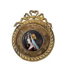 Foto de um(a) Miniatura Antiga Dama Emoldurada - Pintura, da categoria de Pinturas. Antiga miniatura de mesa com moldura dourada e pintura em esmalte. No início do século XX, em meio ao requinte da Belle... Vendido no marketplace Trésors.