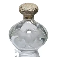 Foto de um(a) Frasco de perfume vintage Nina Ricci - Cristal Lalique, da categoria de Garrafas, potes e jarros. Raro frasco de perfume Nina Ricci "L'Air du Temps" por Marc Lalique(Filho de René Lalique). A história da marca Nina Ricci,... Vendido no marketplace Trésors.
