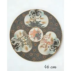 Foto de um(a) Antigo Prato Medalhão Oriental Porcelana Japonesa Séc. Xix. Policromado Oriental, da categoria de Pratos Decorativos. Esse lindo e grande prato medalhão é um belo exemplo de porcelana japonesa do final do século XIX ou início do século XX... Vendido no marketplace Trésors.