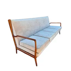 Foto de um(a) Sofá anos 50 - Rino Levi, da categoria de Sofás. Belo sofá anos 50 atribuído ao arquiteto Rino Levi, madeira cabreúva e estofado novo em suede claro. Restaurado,... Vendido no marketplace Trésors.